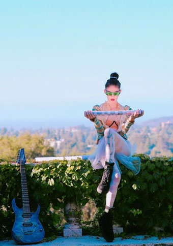 Grimes indossa i collant Emilio Cavallini